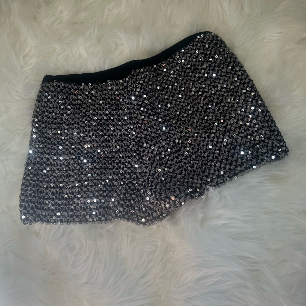 Silver sequins pants with stretch- hugs all the right places . Used once